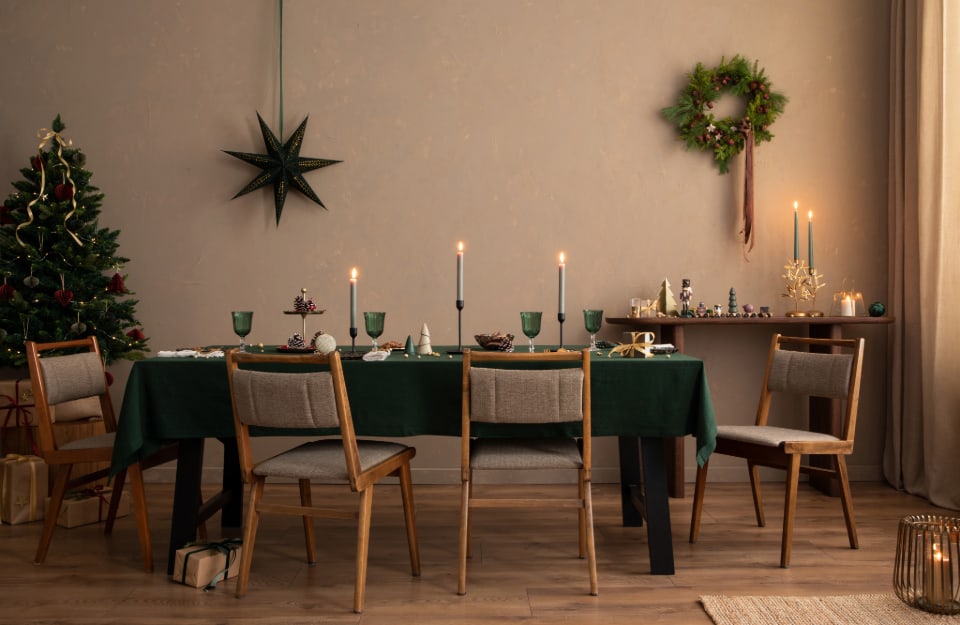 Sala da pranzo con mobili in legno in stile scandinavo, addobbata per il Natale in maniera essenziale