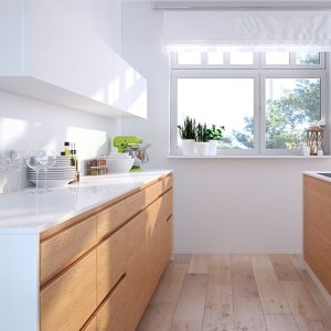 Una piccola e luminosa cucina tutta sui toni del bianco e del legno naturale, con mobili squadrati e pavimento in rovere