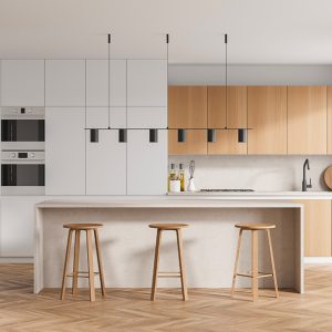 Cucina in stile essenziale moderno sui toni del bianco e del legno naturale, con parquet in rovere a spina di pesce,