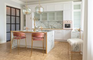 Cucina sui toni del bianco con finiture lussuose e parquet in stile versailles