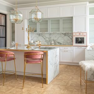 Cucina sui toni del bianco con finiture lussuose e parquet in stile versailles