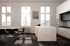 Spaziosa e luminosa cucina con sala da pranzo con grande tavolo, parquet scuro, mobili bianchi e tre finestre affacciate su un panorama urbano