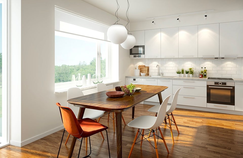 Luminosa cucina con sala da pranzo moderna tutta sui toni del bianco e del legno naturale, con parquet, tavolo modernista a sei posti, due lampadari a sfera e grande finestra orizzontale