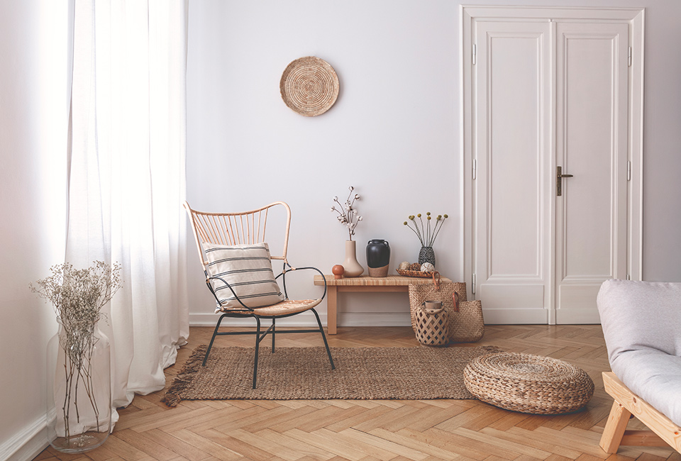 Parquet e tappeti per creare delle “isole”: arredamento interni, angolo con pavimento in parquet e tappeto
