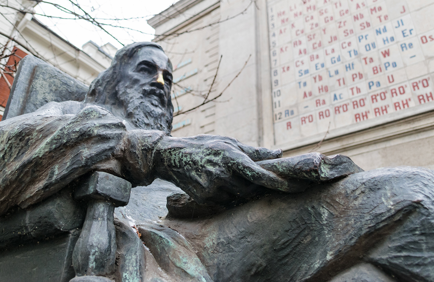 Il monumento di Mendeleev a San Pietroburgo