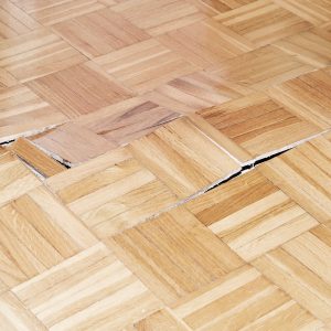 Quando il parquet si gonfia: foto di un parquet deformato
