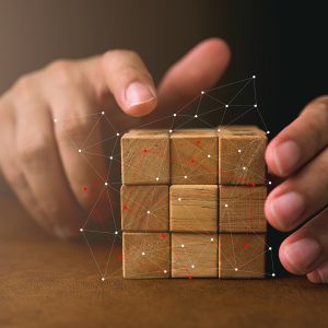 Due mani che lavorano su cubi in legno