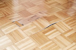 Quando il parquet si gonfia: foto di un parquet deformato