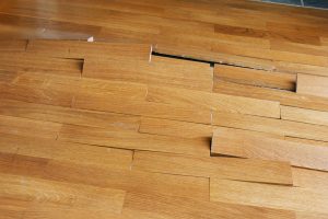 Quando il parquet si gonfia: perdita occulta d'acqua