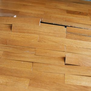 Quando il parquet si gonfia: perdita occulta d'acqua