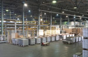 Magazzino di un'azienda di prodotti in legno con assi e componenti imballate e disposte su pallet