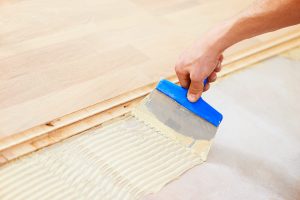 Colla per parquet: la fase di stesura dell'adesivo