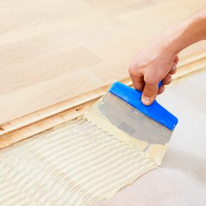 Colla per parquet: la fase di stesura dell'adesivo