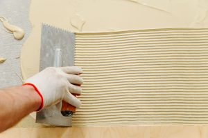 Colla per parquet: la fase di stesura dell'adesivo