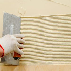 Colla per parquet: la fase di stesura dell'adesivo