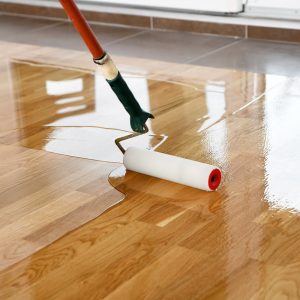 Caratteristiche delle vernici per parquet durante la stesura
