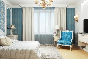 Carta da parati e parquet chiaro