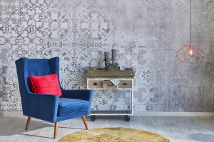 Carta da parati e parquet tono su tono