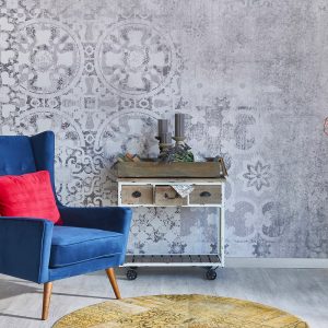 Carta da parati e parquet tono su tono