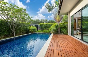 Decking a bordo piscina in iroko