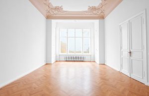 Stanza ristrutturata con parquet in doussié