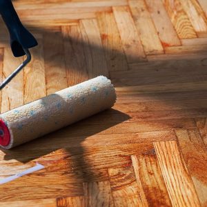 Finitura a vernice del parquet