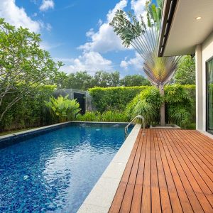 Decking a bordo piscina in iroko