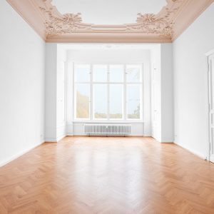 Stanza ristrutturata con parquet in doussié