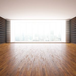 Ambiente vuoto con parquet in afrormosia