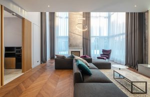 Salotto in stile moderno con parquet in afrormosia