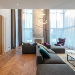 Salotto in stile moderno con parquet in afrormosia