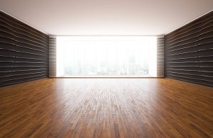 Ambiente vuoto con parquet in afrormosia