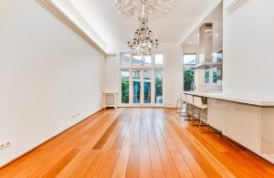 Interno lussuoso con parquet