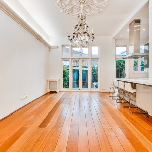 Interno lussuoso con parquet