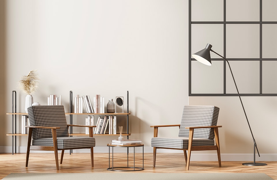 Salotto elegante e minimale con mobili in legno in stile scandinavo e parquet in acero