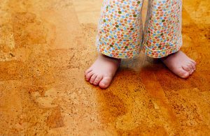 Bambino cammina su parquet in sughero