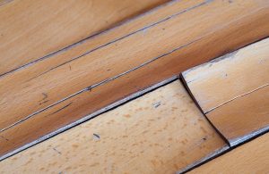 Delle tavole di legno imbarcate e spaccate