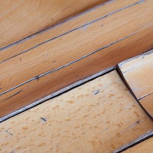 Delle tavole di legno imbarcate e spaccate