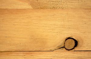 Esempio di difetti del legno: una tavola con un nodo morto