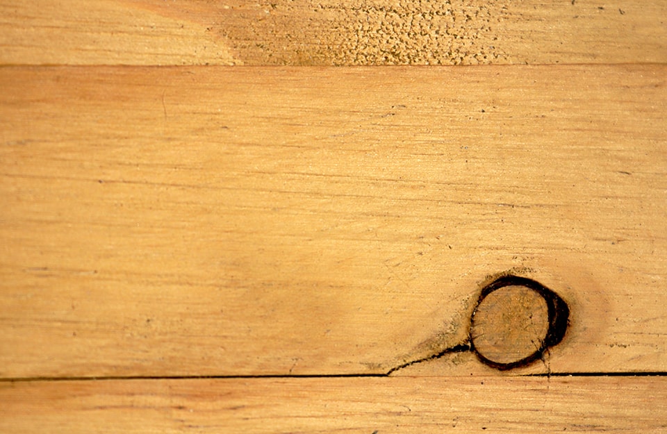 Esempio di difetti del legno: una tavola con un nodo morto