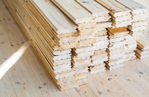Una catasta di tavole di parquet in larice, su un pavimento a parquet pure in larice