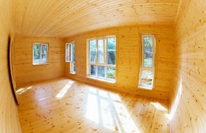 Interno di una casa di montagna interamente in legno. Il parquet è in larice