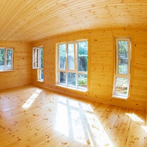 Interno di una casa di montagna interamente in legno. Il parquet è in larice