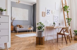 Salotto e sala studio con arredamento moderno in stile scandinavo e parquet a spina di pesce
