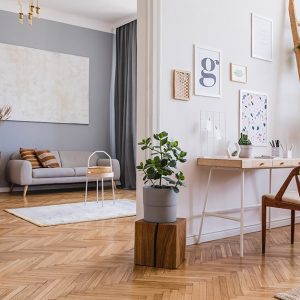 Salotto e sala studio con arredamento moderno in stile scandinavo e parquet a spina di pesce