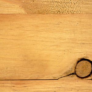 Una tavola di legno con un nodo morto