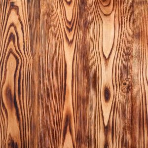 Legno di castagno trattato così da ottenere l'effetto bruciato