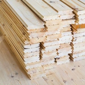 Una catasta di tavole di parquet in larice, su un pavimento a parquet pure in larice