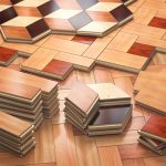 Elementi di parquet geometrico, alcuni da posare e altri già posati