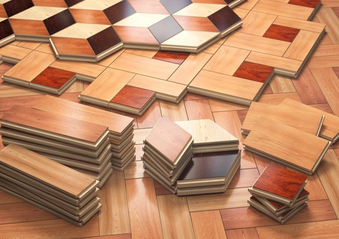 Elementi di parquet geometrico, alcuni da posare e altri già posati